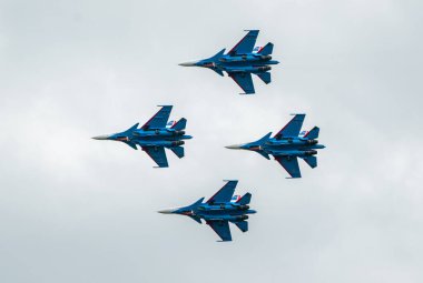 Uçaklar gökyüzünde bir hava gösterisi