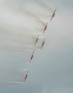 Uçaklar gökyüzünde bir hava gösterisi