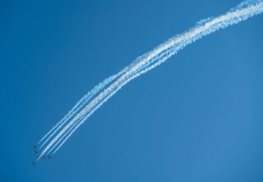 Uçaklar gökyüzünde bir hava gösterisi