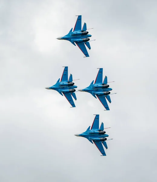 Uçaklar gökyüzünde bir hava gösterisi