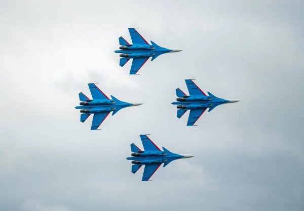 Uçaklar gökyüzünde bir hava gösterisi