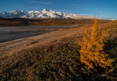 Sonbahar dağları siste gün doğumunda