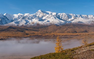 Sonbahar dağları siste gün doğumunda