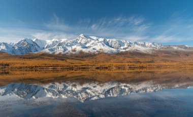 Güzel sonbahar dağ gölü ve dağlar