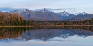 Güzel sonbahar dağ gölü ve dağlar