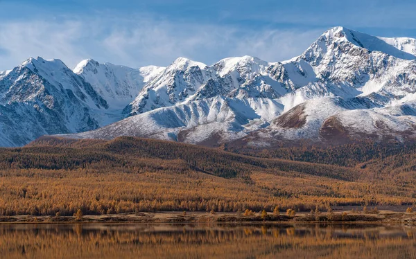 Güzel sonbahar dağ gölü ve dağlar