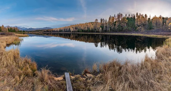 Schöner Herbst Bergsee Und Berge — Stockfoto