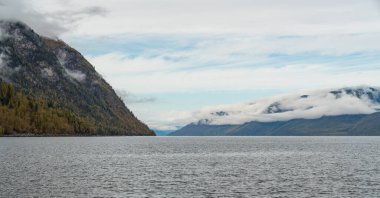 Güzel sonbahar dağ gölü ve dağlar
