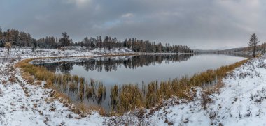Güzel sonbahar dağ gölü ve dağlar