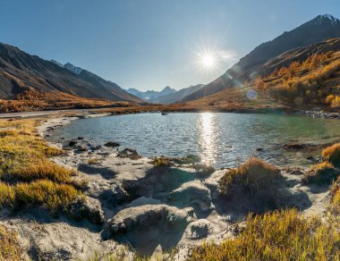 Güzel sonbahar dağ gölü ve dağlar