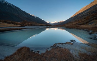 Güzel sonbahar dağ gölü ve dağlar