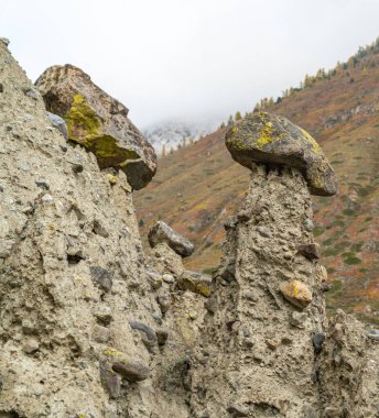 Kaya mantarı kayalar ve gökyüzü