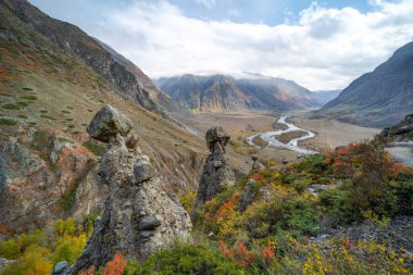 Kaya mantarı kayalar ve gökyüzü
