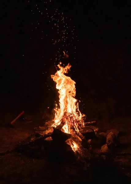 在群山中燃烧的黑夜篝火 — 图库照片