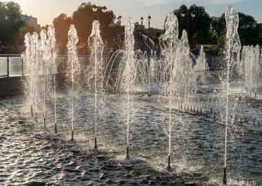 Gün batımında park çeşmesi