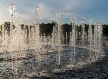 Gün batımında park çeşmesi