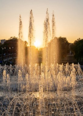 Gün batımında park çeşmesi