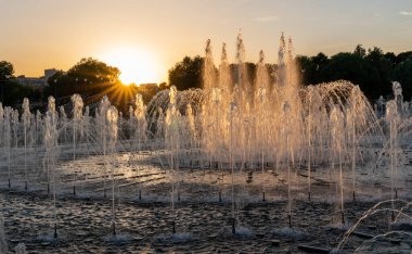 Gün batımında park çeşmesi