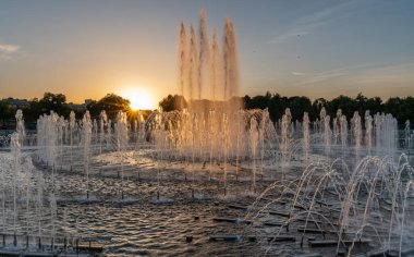 Gün batımında park çeşmesi