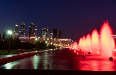 Moskova 'da aydınlatılmış gece çeşmesi