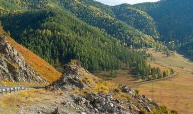 Sonbahar dağları arasında güzel bir yol