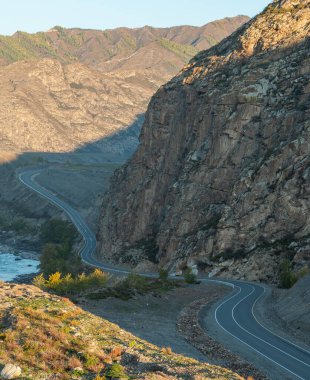 Sonbahar dağları arasında güzel bir yol
