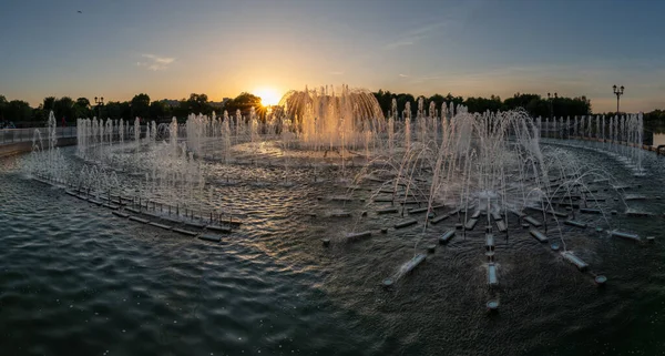 Fontanna Park Zachodzie Słońca — Zdjęcie stockowe