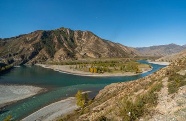 Dağ sonbahar manzarası ve nehir
