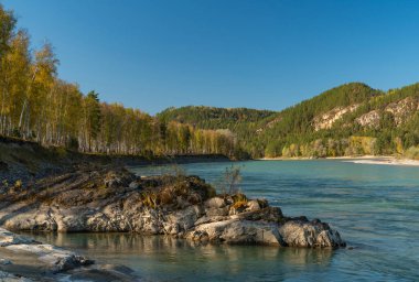 Dağ sonbahar manzarası ve nehir
