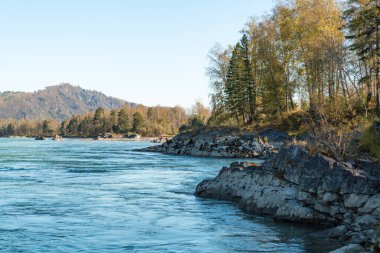 Dağ sonbahar manzarası ve nehir