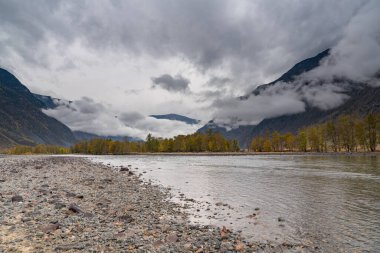 Dağ sonbahar manzarası ve nehir
