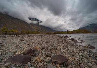 Dağ sonbahar manzarası ve nehir