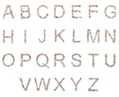 İngiliz alfabesinin harfleri deniz taşlarından izole bir zemin üzerinde..