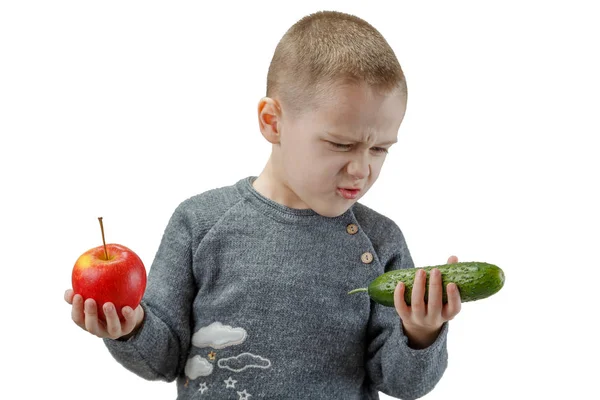 Маленький Европейский Мальчик Держит Руке Красное Яблоко Зеленый Огурец Отвращение — стоковое фото