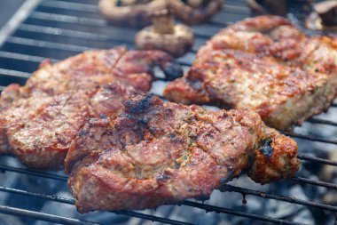 Açık ateşte ızgara biftek pişirme süreci.