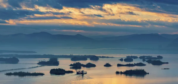 Sabah yüksek dağa tırmandım ve manzarayı izledim. Gökyüzü sarı ışıkla, göl rengi de sarı. Bu harika..