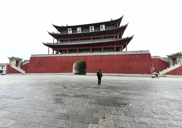 Bu yıldan itibaren Jian Shui 'nin eski kasabasını ziyaret ettim. Eski kasabada birçok eski ev vardı..