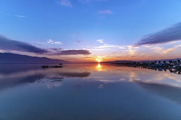 Bu yılın başında Yi Long Gölü 'nü ziyaret ettim. Göl Çin' de..