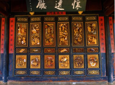 Geçen yıl eski bir evi ziyaret ettim. Bir sürü eski mobilya ve yapı vardı..