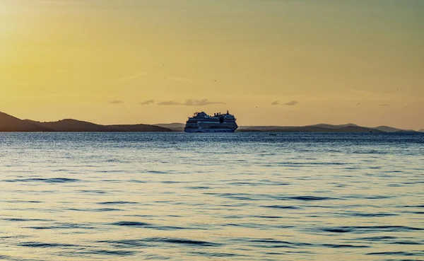Limanda durdum ve tekneyi izledim. Gün batımı ve deniz çok güzeldi.