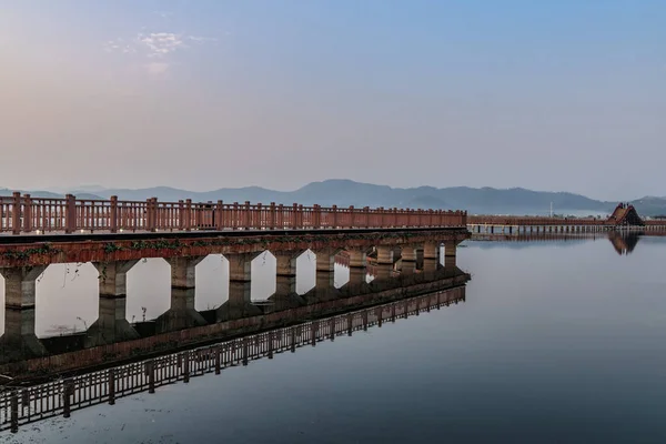 Bir sabah göle gittim, güneşin doğuşunu görmek istedim..