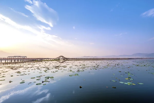 Bir sabah göle gittim ve güneşin doğuşunu izledim..
