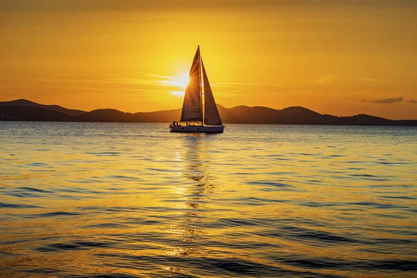 Akdeniz 'de yelken açmak, güneşlenmek, hayatımdan zevk almak..