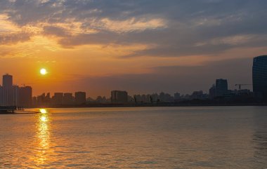 Son gün limanda yürüyordum. Gün batımı yaklaşıyordu..