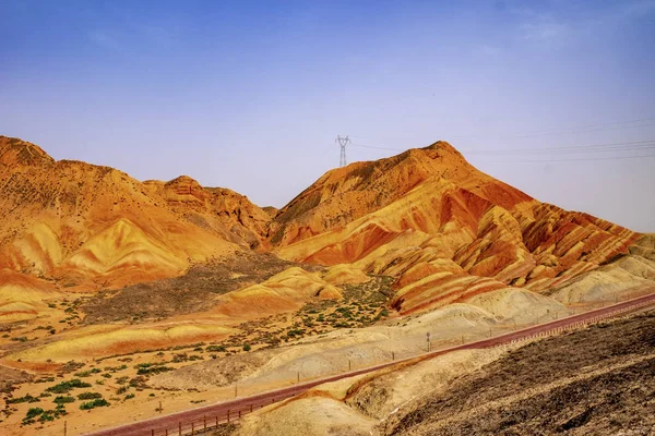 Gan Su 'da, Zhang Ye, Çin' de birçok renkli dağ vardır..