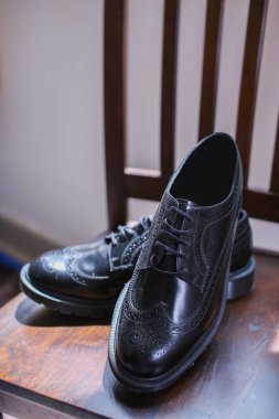 Düğün günü ya da ofiste çalışmak için bir çift siyah deri ayakkabı..