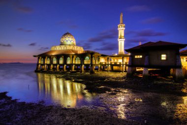 Sabah Taiping Gölü Bahçesi Parkı 'nda çok rahat bir manzara..