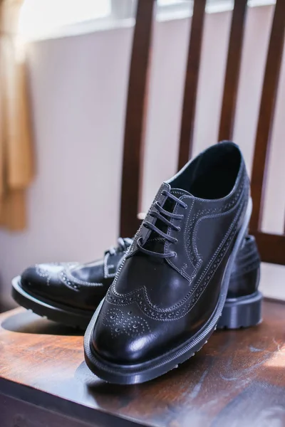 结婚当天穿的或在办公室工作的一双黑色皮鞋 — 图库照片