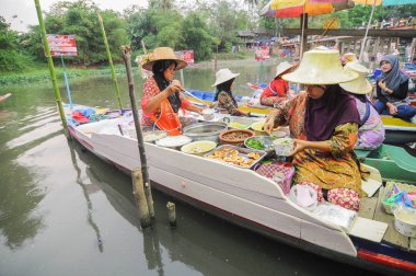 Khlong Hae, Hat Yai, Tayland - 23 Mart 2012: Tayland 'daki popüler yüzen pazar çevresindeki atmosfer.