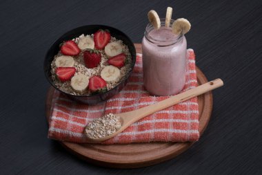 Muz çileği ve yulaf ezmeli smoothie.